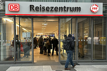 Berlin  Deutschland  Menschen in einem Reisezentrum der Deutschen Bahn im Bahnhof Suedkreuz