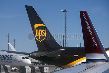 Oslo  Norwegen  Heck eines Flugzeug des Paketdienstes UPS und Winglet eines Flugzeuges der Norwegian Airlines