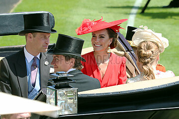 Ascot  Grossbritannien  HRH Prince William  Prince of Wales and HRH Catherine  Princess of Wales arriving in a carriage at Royal Ascot racecourse