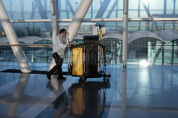 Hong Kong  China  Reinigungskraft im Terminal des Flughafen