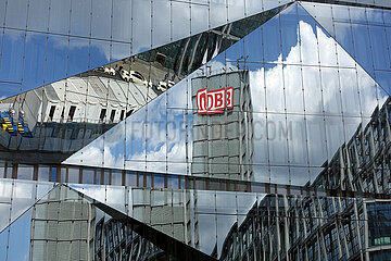 Berlin  Deutschland  Spiegelungen in der Glasfassade des Cube Berlin am Washingtonplatz