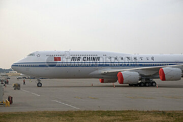 Schoenefeld  Deutschland  Boeing 747 der Air China auf dem Vorfeld des Flughafen BER