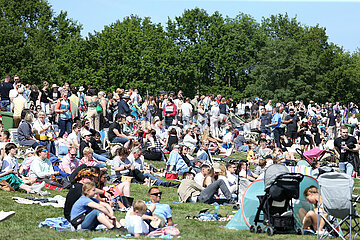 Hannover  Deutschland  Menschenmenge auf einer Picknickwiese