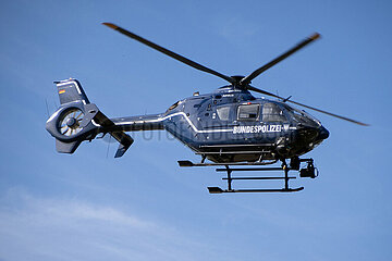 Berlin  Deutschland  Hubschrauber der Bundespolizei im Flug