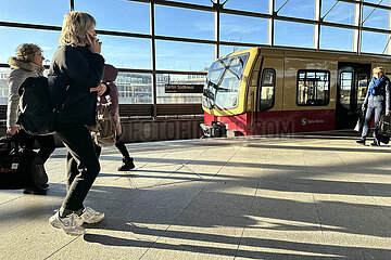 Berlin  Deutschland  Menschen auf dem Ringbahnsteig des Bahnhof Suedkreuz