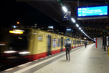 Berlin  Deutschland  S-Bahn der Linie 42 faehrt bei Nacht am Bahnhof Messe Nord/ICC ein