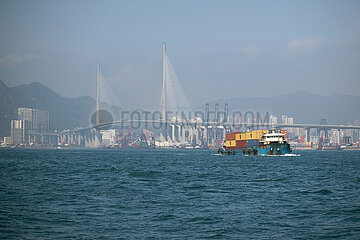 Hong Kong  China  Frachtschiff vor der Stonecutters-Bruecke auf dem Suedchinesischen Meer