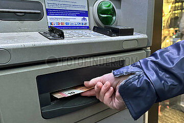 Berlin  Deutschland  Bargeld wird aus einem Bankautomaten entnommen