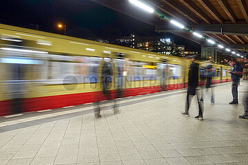 Berlin  Deutschland  S-Bahn und Menschen bei Nacht im Bahnhof Messe Nord/ICC