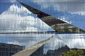 Berlin  Deutschland  Spiegelungen in der Glasfassade des Cube Berlin am Washingtonplatz