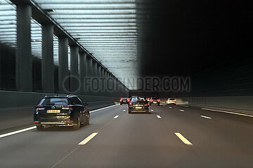 Paris  Frankreich  Autos fahren auf dem Boulevard Peripherique durch einen Tunnel