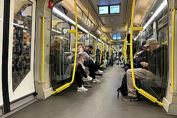 Berlin  Deutschland  Menschen sitzen in einer U-Bahn der Linie 9