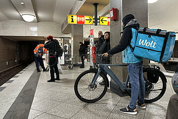 Berlin  Deutschland  Mitarbeiter des Wolt-Lieferservice wartet mit seinem Fahrrad auf die U-Bahn