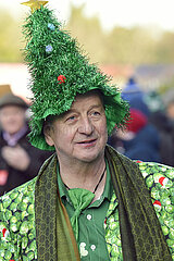 Ratoath  Irland  Mann traegt einen Weihnachtsbaum-Hut