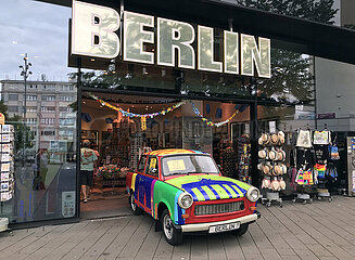 Berlin  Deutschland  Berlin-Souvenirshop am Alexanderplatz