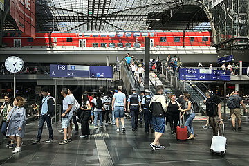 Berlin  Deutschland  Reisende im Hauptbahnhof
