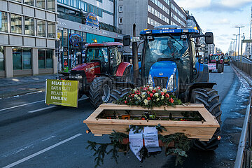 Deutschland  Bremen - Treckerkolonne in der City  Bundesweiter Protesttag der Landwirte gegen die Agrarpolitik der Bundesregierung