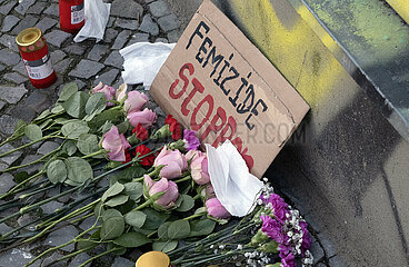 Berlin  Deutschland  Blumen wurden fuer ein Opfer eines Femizids niedergelegt