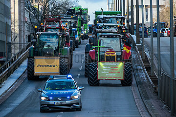 Deutschland  Bremen - Treckerkolonne in der City  Bundesweiter Protesttag der Landwirte gegen die Agrarpolitik der Bundesregierung