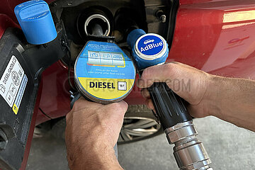 Hannover  Deutschland  Symbolfoto: PKW wird mit Diesel und AdBlue betankt