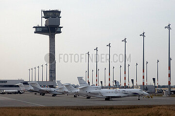 Schoenefeld  Deutschland  Business-Jets parken auf dem Vorfeld des Flughafen BER