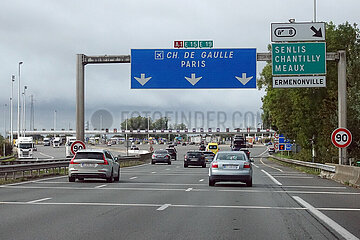 Ermenonville  Frankreich  PKW auf der A1 fahren auf eine Mautstelle zu