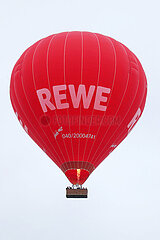 Hamburg  Deutschland  Heissluftballon mit Aufschrift des Lebensmittelmarktes REWE