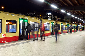 Berlin  Deutschland  S-Bahn und Menschen bei Nacht im Bahnhof Messe Nord/ICC