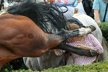 Hoppegarten  Pferdefuehrerin wird von einem ausschlagenden Pferd getroffen. Die Frau erlitt zum Glueck nur einen Bruch des Unterarms