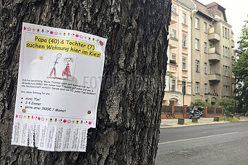 Berlin  Deutschland  Vater mit Tochter sucht per Baumzettel eine Wohnung