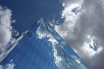 Berlin  Deutschland  Wolken spiegeln sich in der Fassade des Cube Berlin am Washingtonplatz