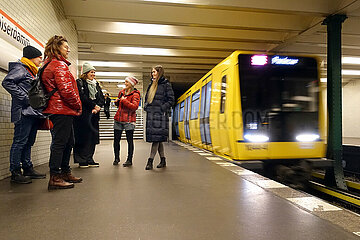 Berlin  Deutschland  U-Bahn der Linie 2 faehrt in den Bahnhof Kaiserdamm ein