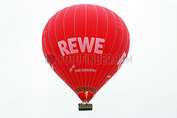Hamburg  Deutschland  Heissluftballon mit Aufschrift des Lebensmittelmarktes REWE