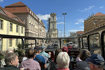 Potsdam  Deutschland  Menschen bei einer Stadtrundfahrt