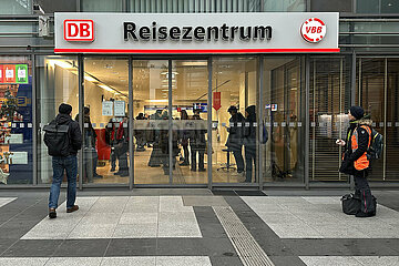 Berlin  Deutschland  Reisezentrum der Deutschen Bahn im Bahnhof Suedkreuz