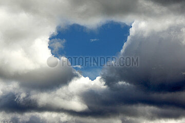 Muenchen  Bayern  Loch in der Wolkendecke in Form eines Herzens