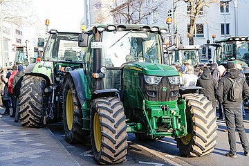 Bauernprotest vor der Geschäftsstelle der Grünen NRW legt Verkehr in Düsseldorf lahm
