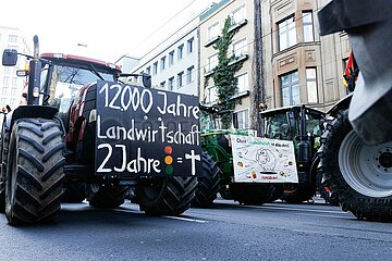 Bauernprotest vor der Geschäftsstelle der Grünen NRW legt Verkehr in Düsseldorf lahm