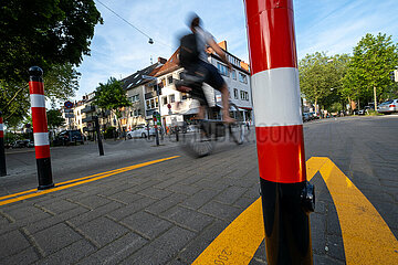 Deutschland  Bremen - Hindernis fuer Autofahrer in einer Fahrradstrasse
