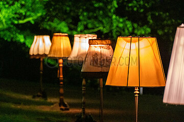 Deutschland  Bremen - Lichtinstallationen mit uebergrossen Lampen beim INTERNATIONALEN FESTIVAL DER STRASSENKUENSTE LA STRADA