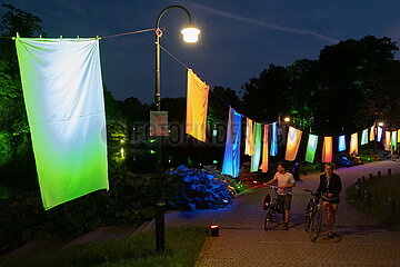 Deutschland  Bremen - Lichtinstallationen mit angeleuchteten Bettlaken beim INTERNATIONALEN FESTIVAL DER STRASSENKUENSTE LA STRADA