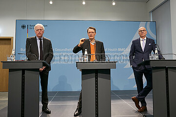 Berlin  Deutschland - Reinhard Sager mit Karl Lauterbach und Uwe Brandl bei einer Pressekonferenz zumThema Krankenhausstrukturen.