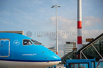 Niederlande  Amsterdam - Flugzeug der KLM an ihrem Heimatflughafen Amsterdam Airport Schiphol (AMS)