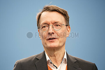 Berlin  Deutschland - Bundesgesundheitsminister Karl Lauterbach bei einer Pressekonferenz zum Thema Krankenhausstrukturen.