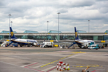 Republik Irland  Dublin - Flugzeuge von Ryan Air an ihrem Heimatflughafen Dublin Airport (DUB)