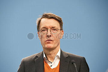 Berlin  Deutschland - Bundesgesundheitsminister Karl Lauterbach bei einer Pressekonferenz zum Thema Krankenhausstrukturen.