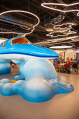 Niederlande  Amsterdam - Begehbares Modell eines Passagierflugzeugs der KLM fuer Kinder im Transitbereich des Amsterdam Airport Schiphol (AMS)