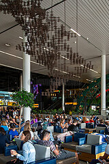 Niederlande  Amsterdam - Wartende Passagiere im Transitbereich des Amsterdam Airport Schiphol (AMS)
