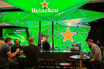 Niederlande  Amsterdam - Heineken-Bar im Transitbereich am Amsterdam Airport Schiphol (AMS)