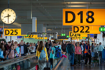 Niederlande  Amsterdam - Gates und Rolltreppen im Transitbereich des Amsterdam Airport Schiphol (AMS)